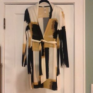 Marla WYNNE Topper Abstract Design